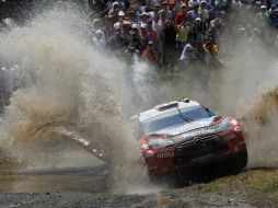 Peter Solberg a bordo de su Citroen en los caminos de Grecia. AP  /