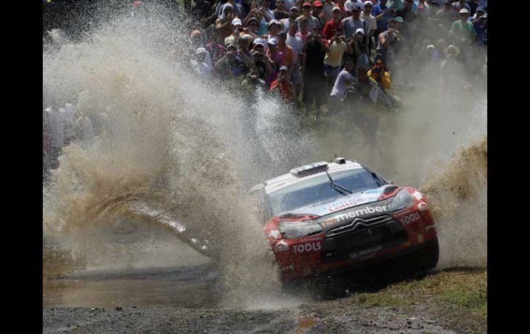 Peter Solberg a bordo de su Citroen en los caminos de Grecia. AP  /