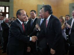 Felipe Calderón saluda a directivos de la firma japonesa en el anuncio de la inversión en Los Pinos. NTX  /