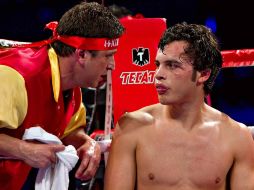 Julio César Chávez Jr. (d), durante el evento de box en el Staples Center. MEXSPORT  /