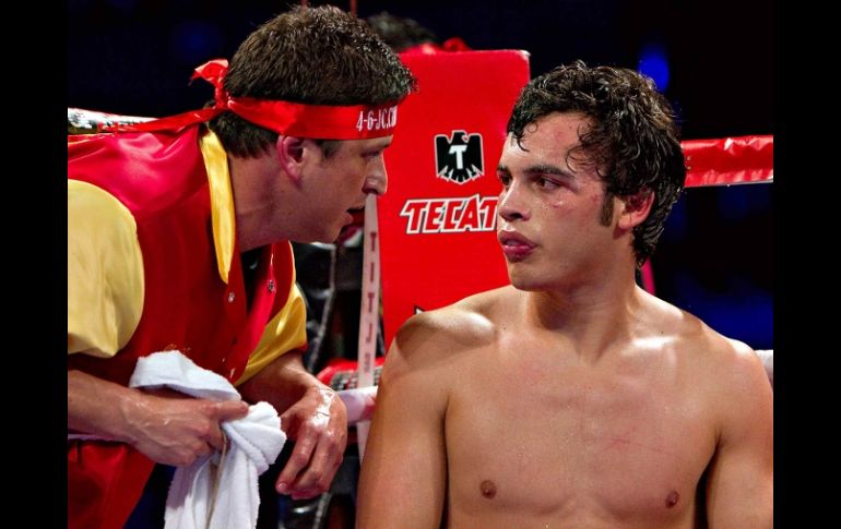 Julio César Chávez Jr. (d), durante el evento de box en el Staples Center. MEXSPORT  /