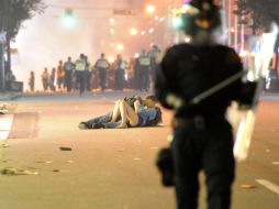 El joven consoló a su novia con un beso en la boca, mientras el caos se suscitaba. AFP  /