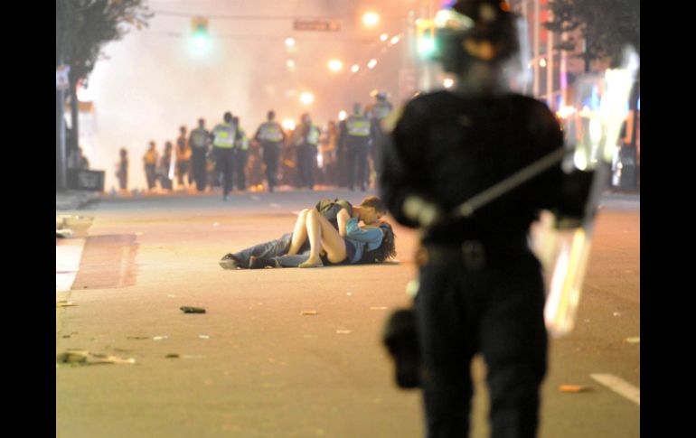 El joven consoló a su novia con un beso en la boca, mientras el caos se suscitaba. AFP  /