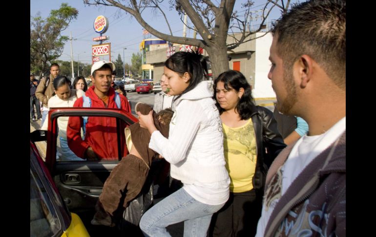 El servicio que dan los taxis en el Anillo Periférico ante la falta de atención de los camioneros es penado. E. PACHECO  /