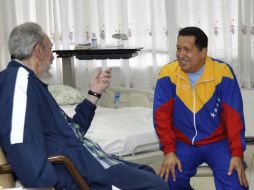 Fidel Castro platica con Hugo Chávez en su visita en un hospital de la Habana. EFE  /