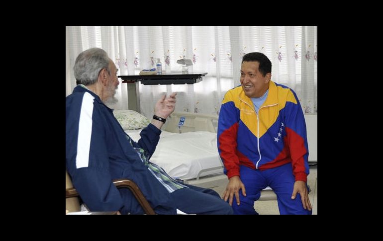 Fidel Castro platica con Hugo Chávez en su visita en un hospital de la Habana. EFE  /