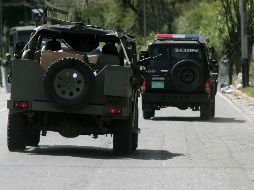 Refuerzos policiales y militares continúan entrando a la cárcel El Rodeo. EFE  /