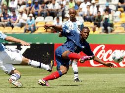 Sebastien Haller dispara para anotar el segundo gol de la Selección de Francia. MEXSPORT  /