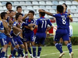 Jugadores de la selección de Japón celebran a Matsumoto por la anotación. MEXSPORT  /