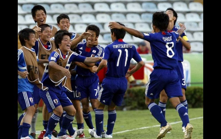 Jugadores de la selección de Japón celebran a Matsumoto por la anotación. MEXSPORT  /