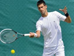 Novak Djokovic, devuelve un servicio en su práctica en Londres previo a su debut en Wimbledon. REUTERS  /