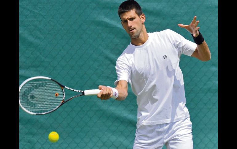 Novak Djokovic, devuelve un servicio en su práctica en Londres previo a su debut en Wimbledon. REUTERS  /