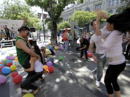 Madrid celebró con música y globos las palabras en español más votadas frente al Instituto Cervantes. NTX  /