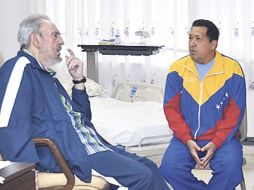 El ex presidente cubano, Fidel Castro y Hugo Chávez nconversan en el nosocomio. EFE  /