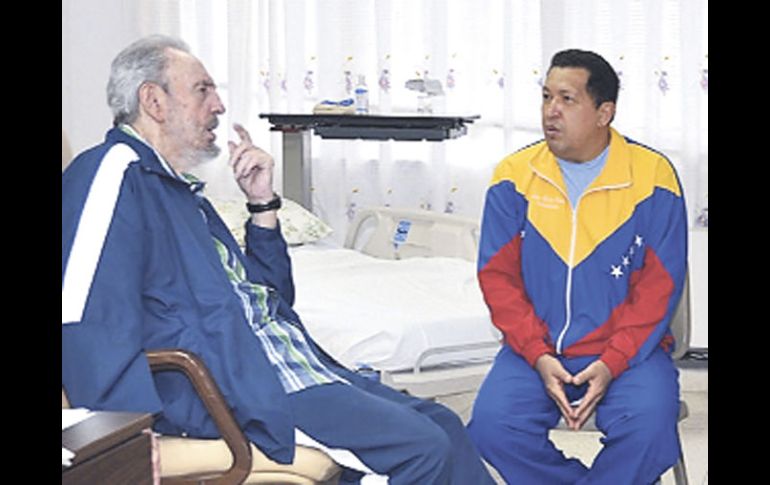 El ex presidente cubano, Fidel Castro y Hugo Chávez nconversan en el nosocomio. EFE  /