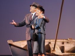 Muestra la representación de la ópera 'Il Postino' en la que el tenor da vida a el poeta Neruda. EFE  /