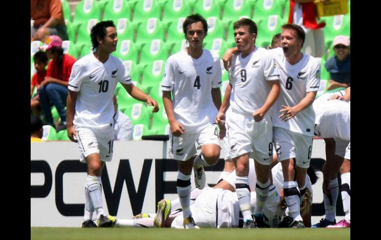 Selección de Nueva Zelanda celebrando gol en partido contra Uzbekistán. MEXSPORT  /