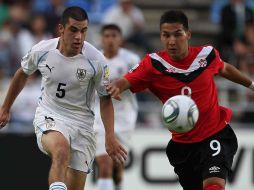 Hebert Ratti de Uruguay (izq.) y Sadi Jalali de Canada, disputándose el balón durante el juego. MEXSPORT  /