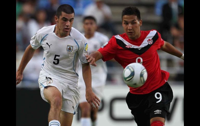 Hebert Ratti de Uruguay (izq.) y Sadi Jalali de Canada, disputándose el balón durante el juego. MEXSPORT  /