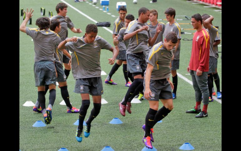 La Selección de Brasil entrenando en el estadio Omnilife. S. NÚÑEZ  /