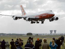 Aterrizaje del nuevo 747 en la Feria Aérea de París. REUTERS  /