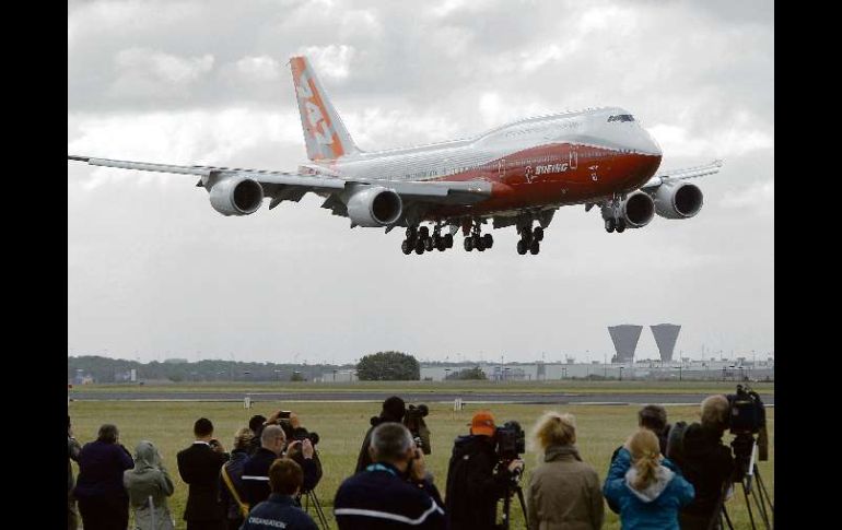 Aterrizaje del nuevo 747 en la Feria Aérea de París. REUTERS  /