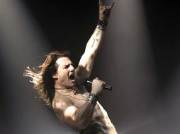 Tom Cruise interpreta a Stacee Jaxx en la cinta Rock of ages. EL UNIVERSAL  /