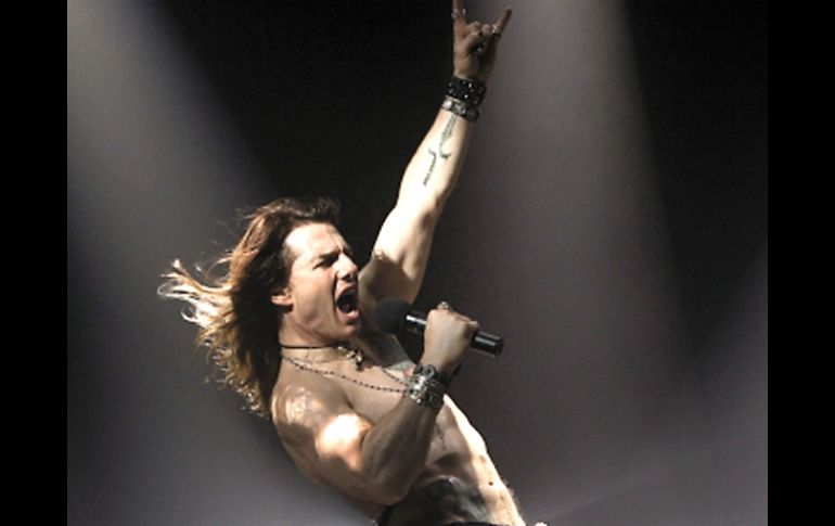 Tom Cruise interpreta a Stacee Jaxx en la cinta Rock of ages. EL UNIVERSAL  /