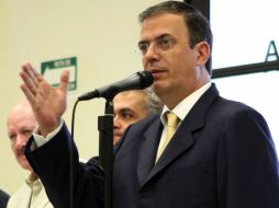 Marcelo Ebrard (centro) anuncia los resultados que arrojó “Conago 1” en seis días de operativos. EL UNIVERSAL  /