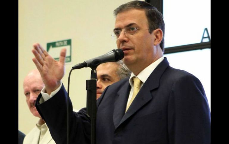 Marcelo Ebrard (centro) anuncia los resultados que arrojó “Conago 1” en seis días de operativos. EL UNIVERSAL  /