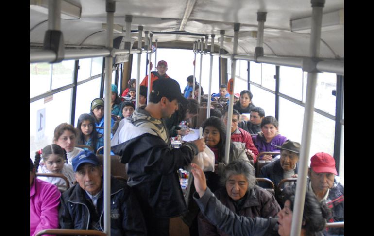 Funcionario del Gobierno distribuye mascarillas a los habitantes de la región del Cordón Caulle, que van rumbo a sus hogares. EFE  /