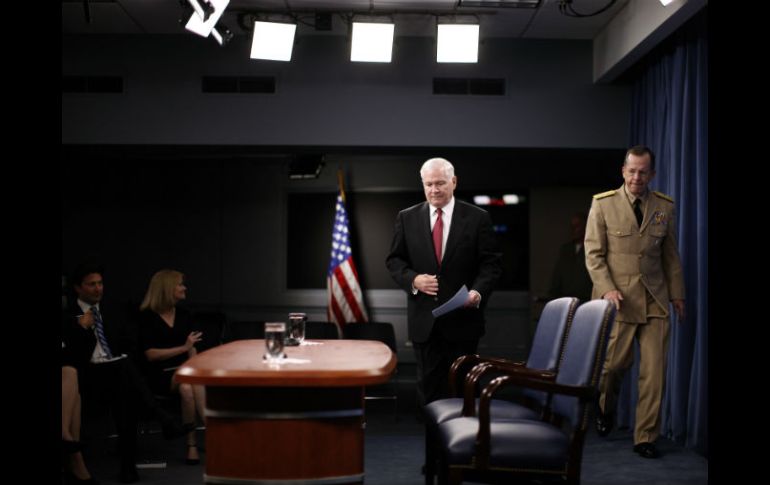 Robert Gates (centro) durante el arribo a su última conferencia de prensa al frente de la Secretaría de Defensa. REUTERS  /