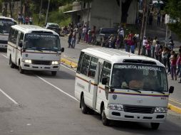 La Policía Nacional traslada a presos que han sido sometidos. Familiares son testigos de la operación. REUTERS  /