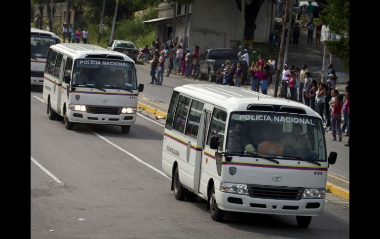 La Policía Nacional traslada a presos que han sido sometidos. Familiares son testigos de la operación. REUTERS  /