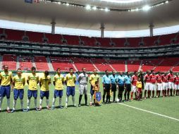 Brasil y Dinamarca antes de la contienda en Estadio Guadalajara. MEXSPORT  /