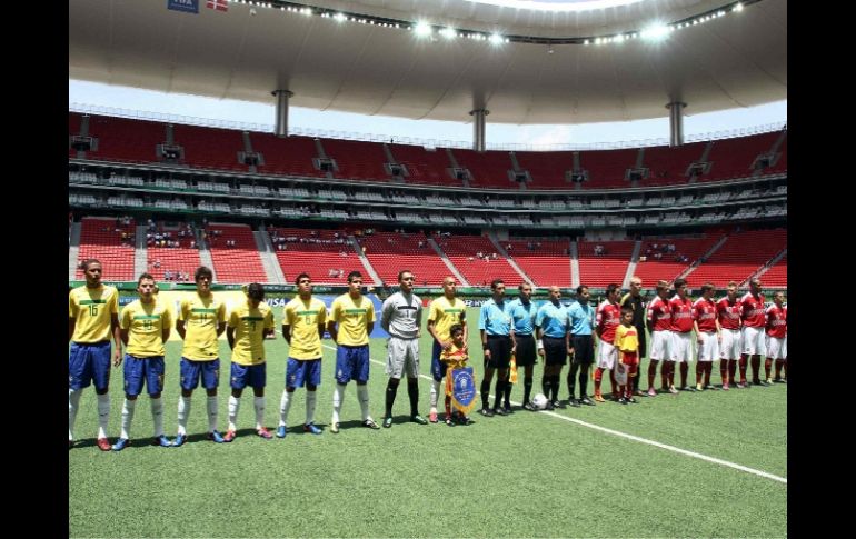 Brasil y Dinamarca antes de la contienda en Estadio Guadalajara. MEXSPORT  /