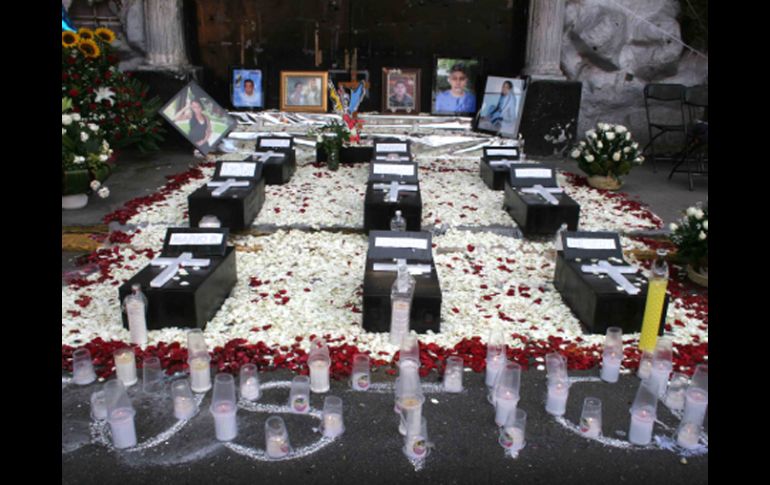 Familiares y amigos de las  víctimas colocaron fotos y veladoras frente al inmueble para conmemorar la tragedia. NTX  /