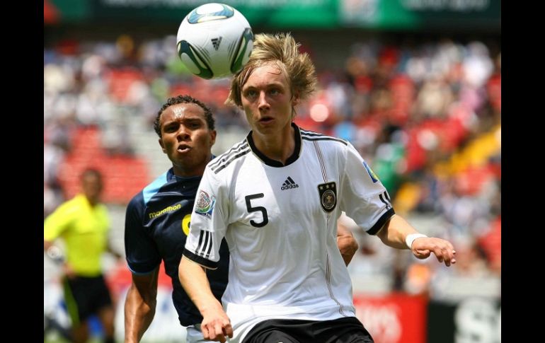 Nico Perrey de Alemania y  Luis Batioja de Ecuador durante partido del Mundial Sub-17 México 2011. MEXSPORT  /