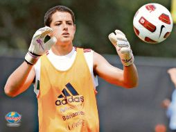 Como entrenamiento el 'Chicarito' tomó la posición de arquero en una de las canchas aledañas al Estadio Reliant. MEXSPORT  /