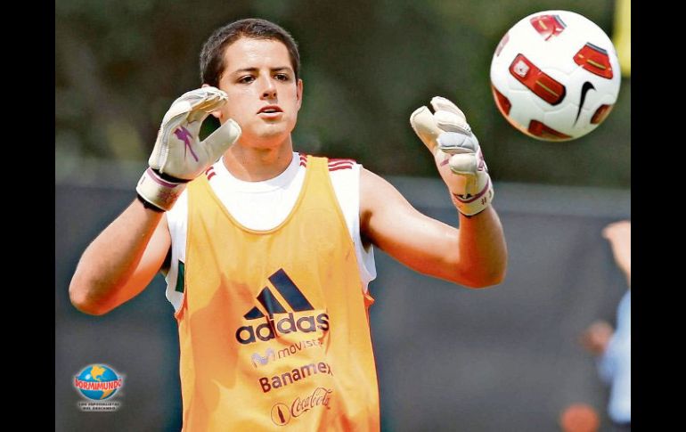 Como entrenamiento el 'Chicarito' tomó la posición de arquero en una de las canchas aledañas al Estadio Reliant. MEXSPORT  /