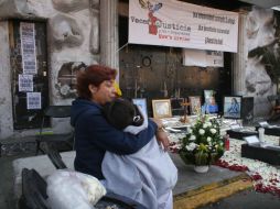 Familiares y amigos de las víctimas colocaron fotos y veladoras frente al inmueble para conmemorar la tragedia. NTX  /