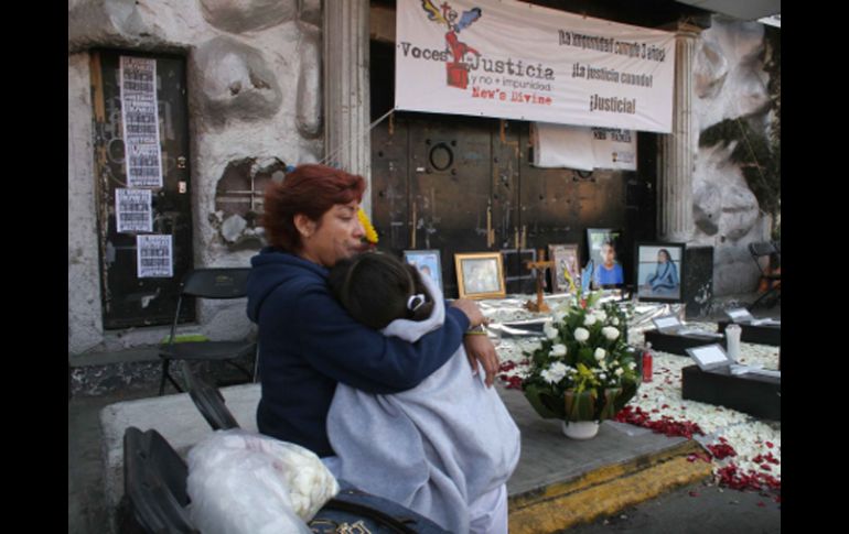 Familiares y amigos de las víctimas colocaron fotos y veladoras frente al inmueble para conmemorar la tragedia. NTX  /