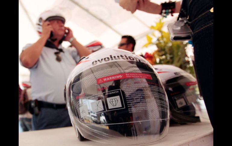 La secretaría de Vialidad regaló 250 cascos para motociclistas. A. GARCÍA  /