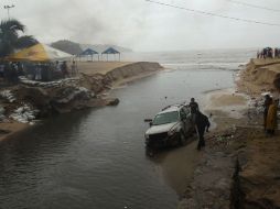 El alto oleaje ocasionado por 'Beatriz' arrastró automóviles en Acapulco, Guerrero. REUTERS  /