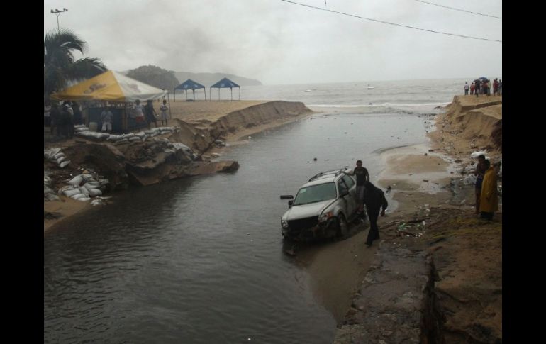 El alto oleaje ocasionado por 'Beatriz' arrastró automóviles en Acapulco, Guerrero. REUTERS  /