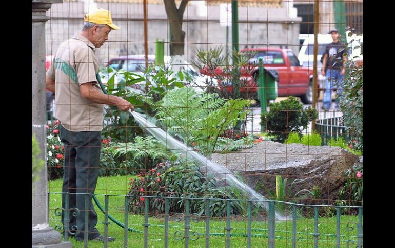 Personal de la Dirección de Parques y Jardines de Zapopan, una de las áreas carentes de maquinaria, según el PAN. ARCHIVO  /