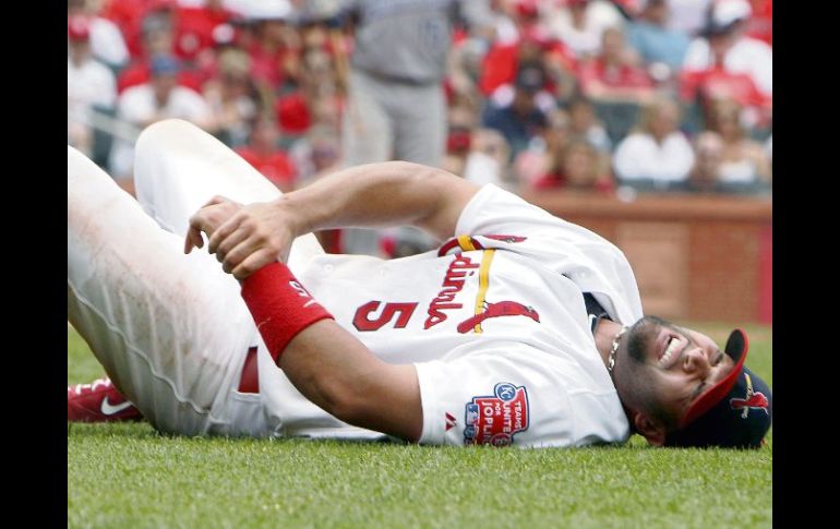 Albert Pujols sufrió la fractura del antebrazo izquierdo en una jugada apretada en primera base. AP  /