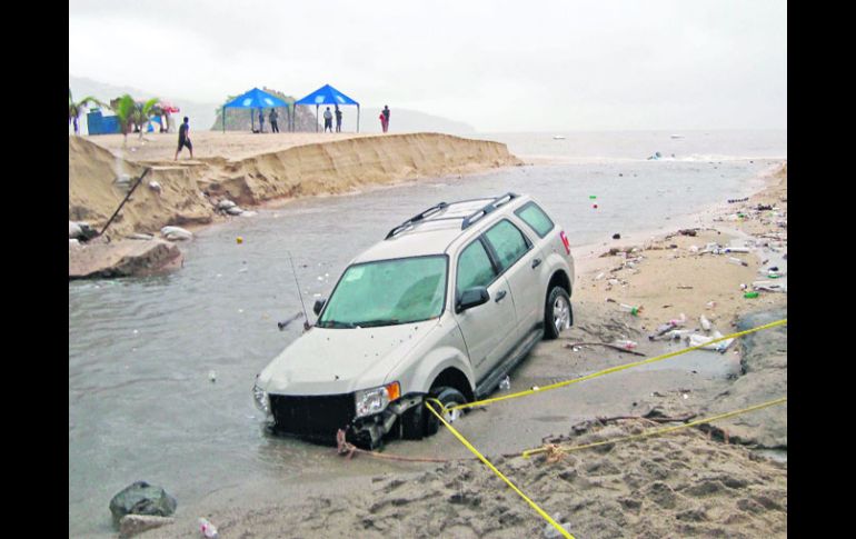 En Guerrero varias camionetas fueron arrastradas al mar por las fuertes corrientes fluviales. EL UNIVERSAL  /