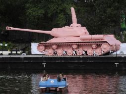 Hasta el 1 de julio, los visitantes de Praga podrán admirar el tanque en un pontón flotante. AFP  /