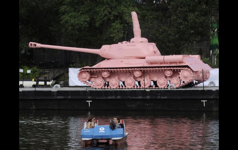 Hasta el 1 de julio, los visitantes de Praga podrán admirar el tanque en un pontón flotante. AFP  /